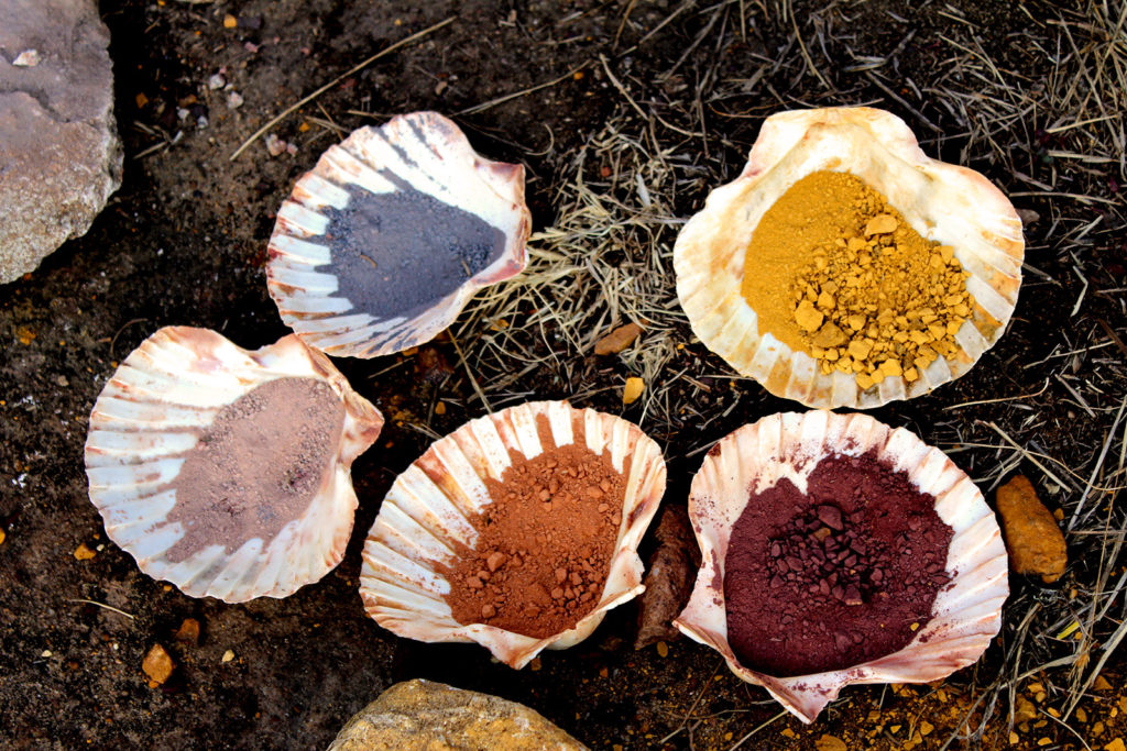 Les minéraux colorants récoltés et concassés pendant la balade