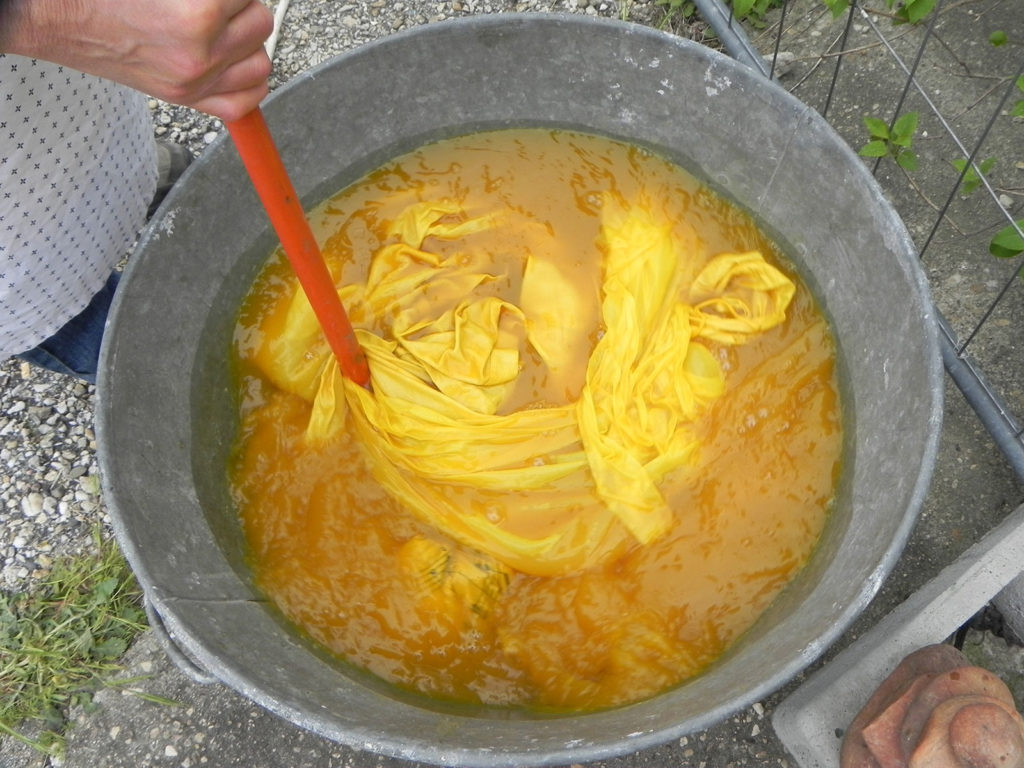 Bain de teinture au curcuma Bain de teinture au curcuma