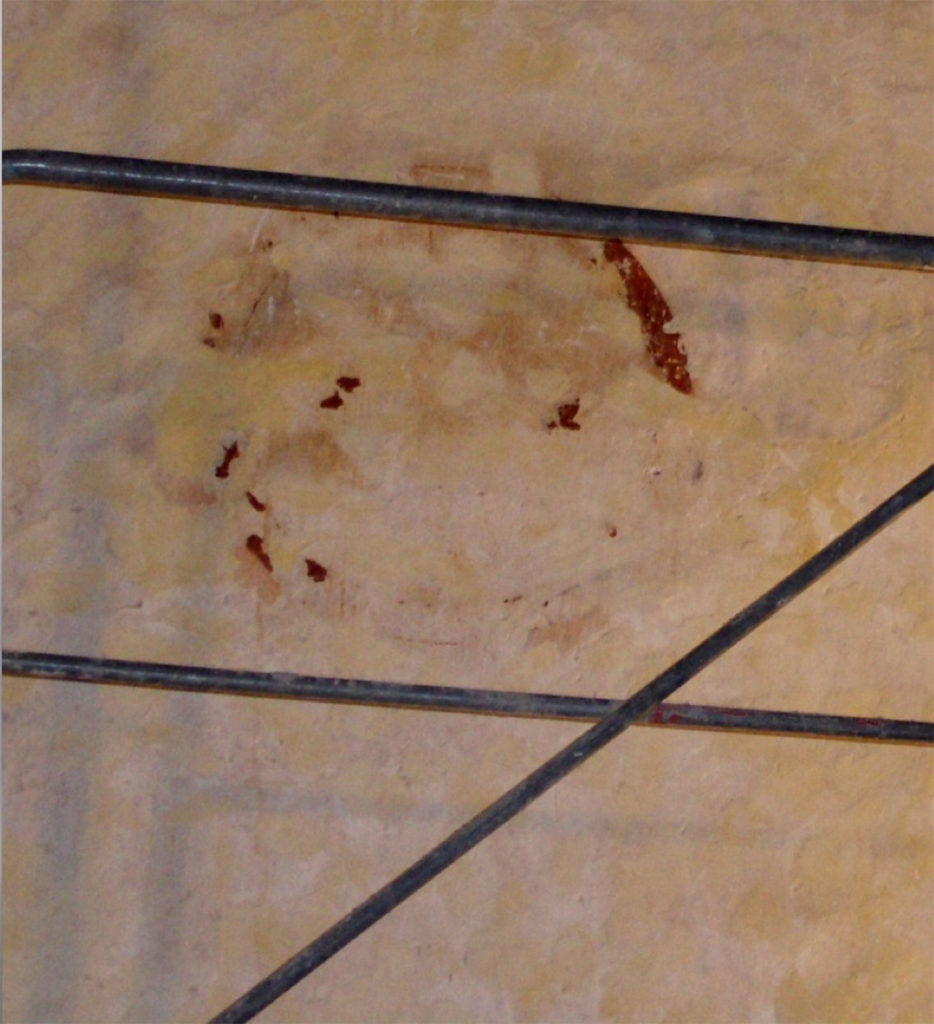 Découverte d'une croix de consécration Eglise de Bellefond