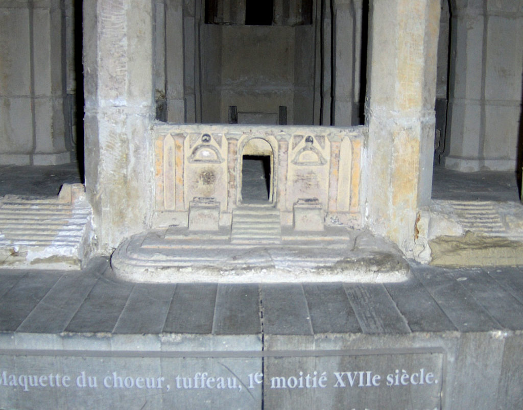 Nettoyage de la maquette de la cathédrale de Nantes