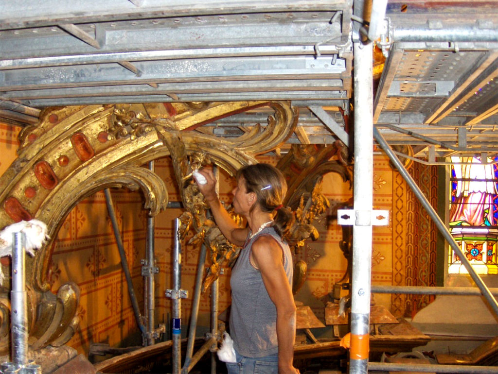 Nettoyage des ors du retable Cathédrale de Perpignan